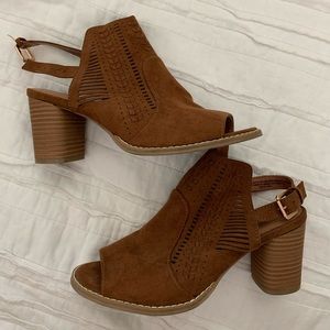 Universal Thread Brown Heels